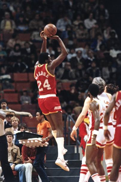1979 a Houston. Malone con i Rockets ha giocato 464 partite, perdendo le Finals del 1981 contro Boston e vincendo due dei suoi 3 premi di mvp. (Nbae/Getty Images)